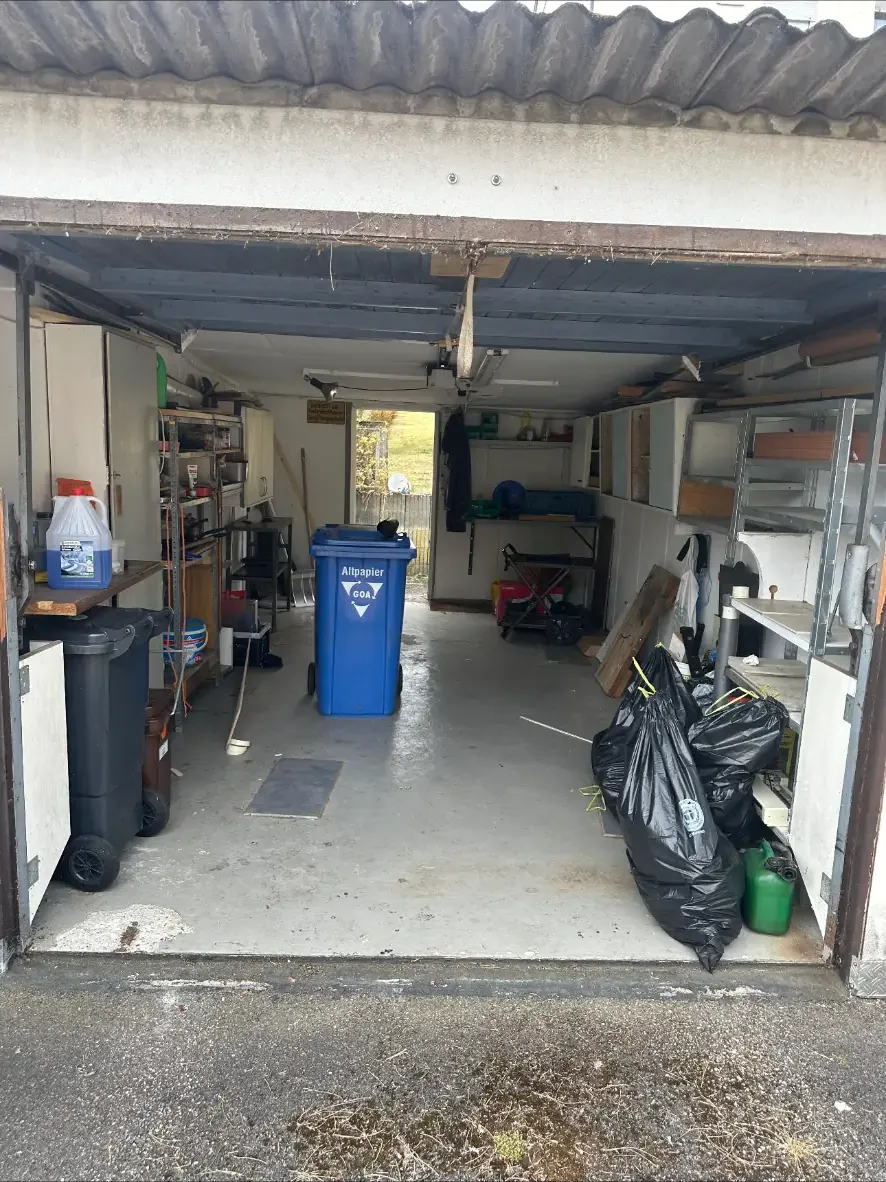 Garage vor der Entrümpelung, vollgestellt