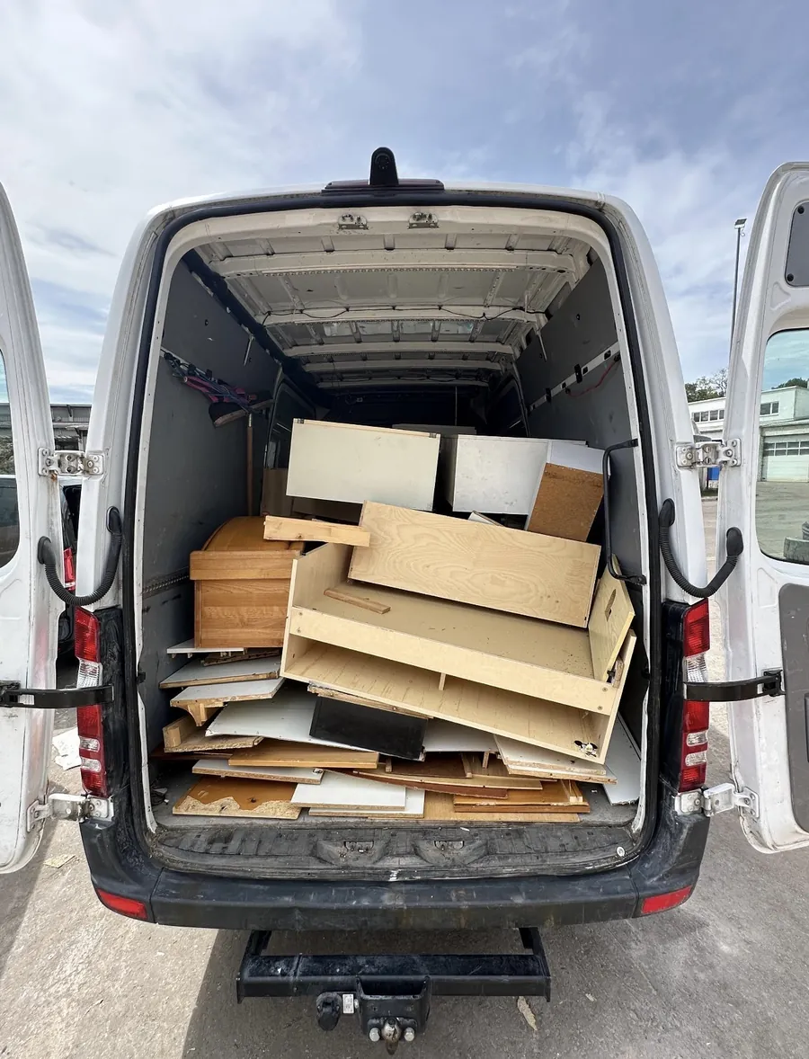 Transporter beladen mit ausgeräumten Möbelteilen